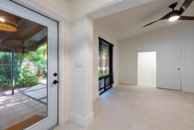 Building Photo - 1107 NE 118th St