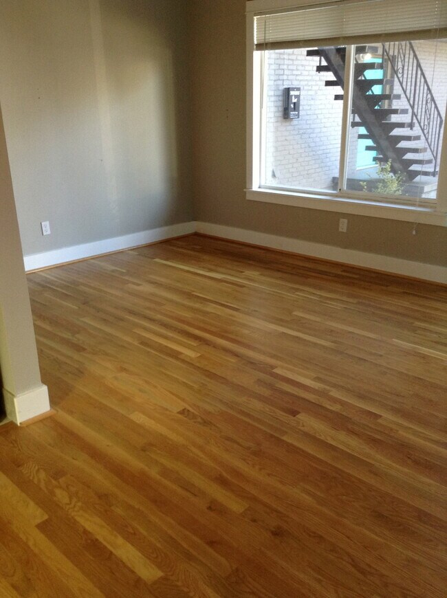 Building Photo - Lower 1 bed, off street parking, hardwoods...