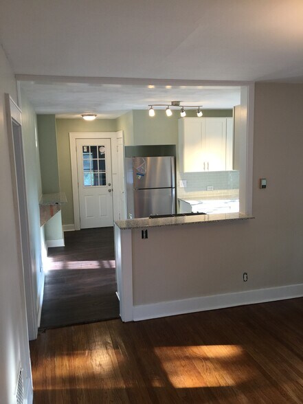 Building Photo - 1128 N Glencove Rd