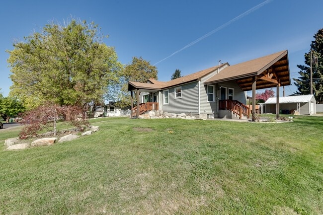 Building Photo - COMING SOON !!! Shadle Park 3 Bedroom 2 Bath Home near Garland district