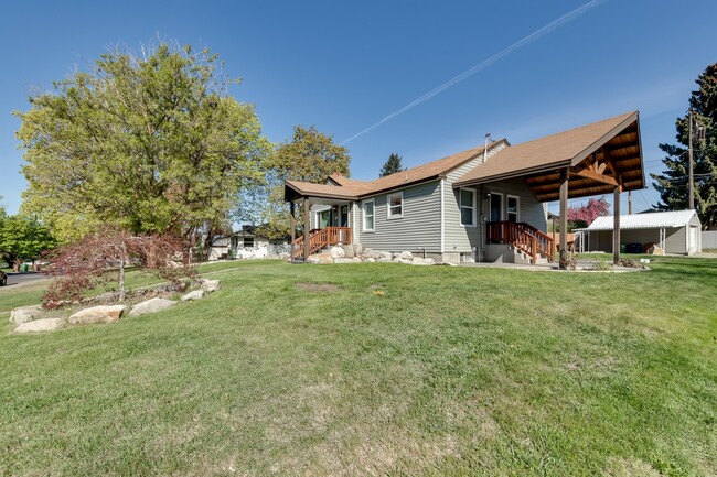 Building Photo - Shadle Park 3 Bedroom 2 Bath Home near Gar...