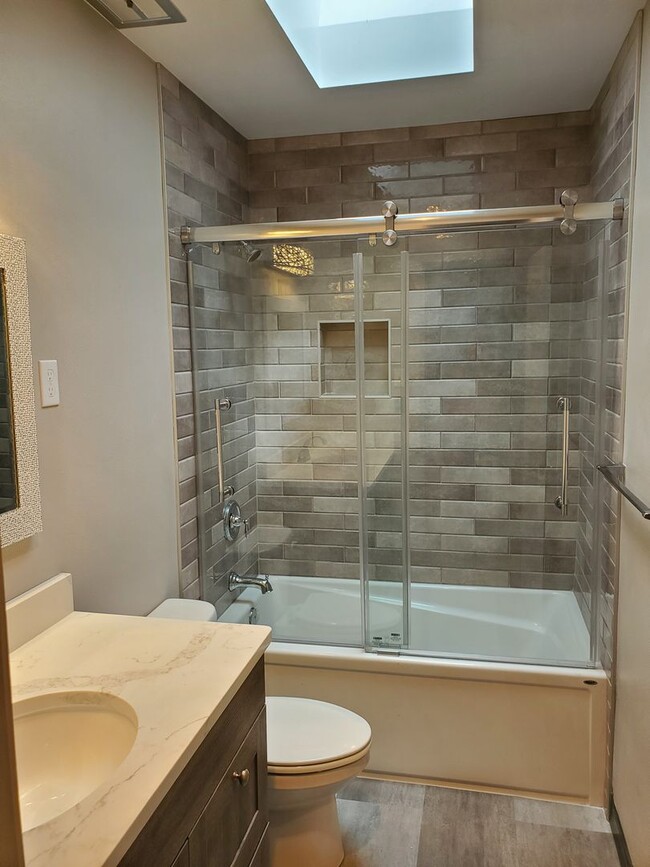 Building Photo - Modern Upgraded 3 bedroom Rambler