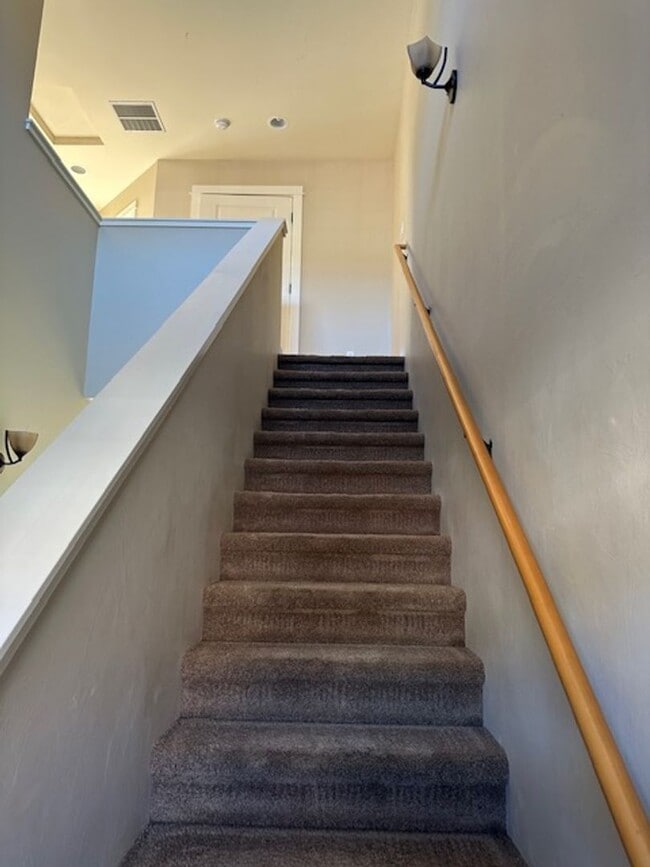 Building Photo - Townhouse