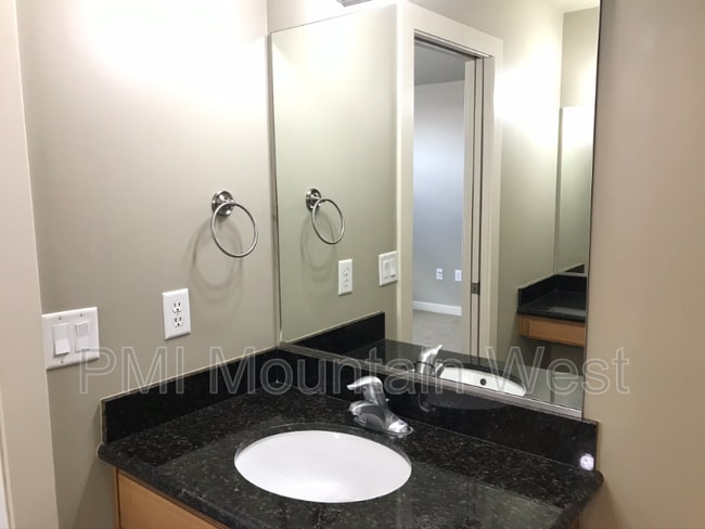 Building Photo - 1039 950 N