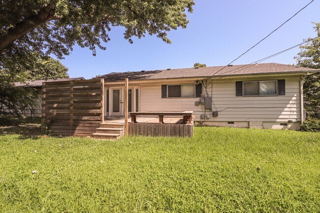 Building Photo - Darling 3 Bedroom With Hardwood Floors!