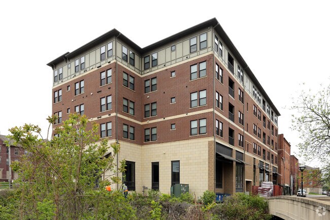 Building Photo - Violet Square