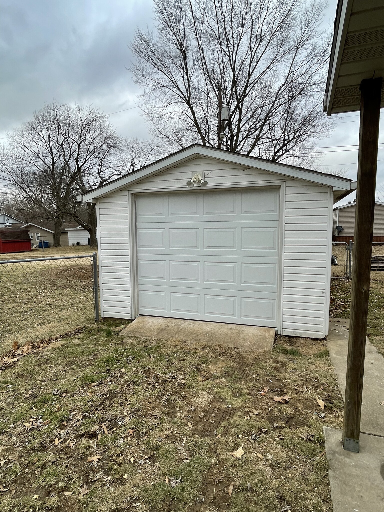 Detached heated single car garage - 303 E 4th St