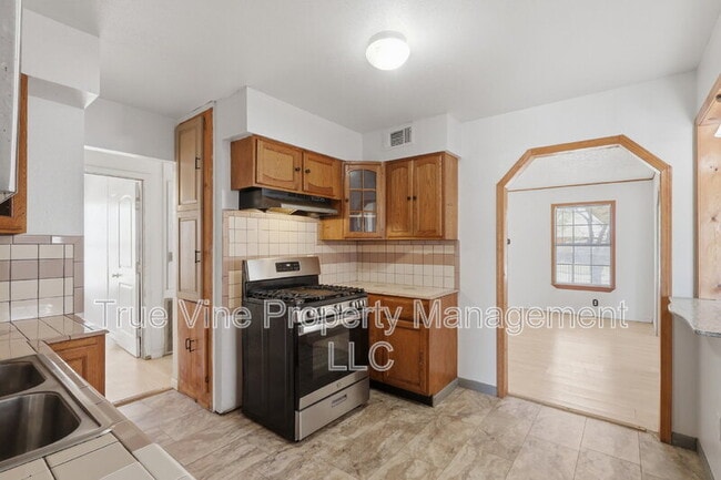 Building Photo - 3827 Devon Ave