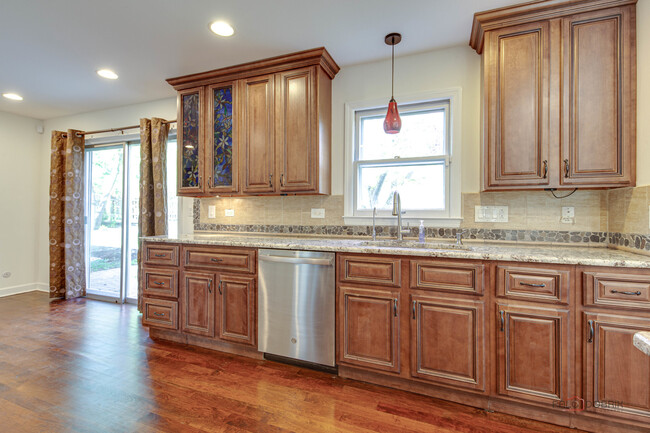 Building Photo - 813 Meadow Ln