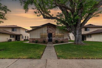 Building Photo - 1227 Pinetree Dr