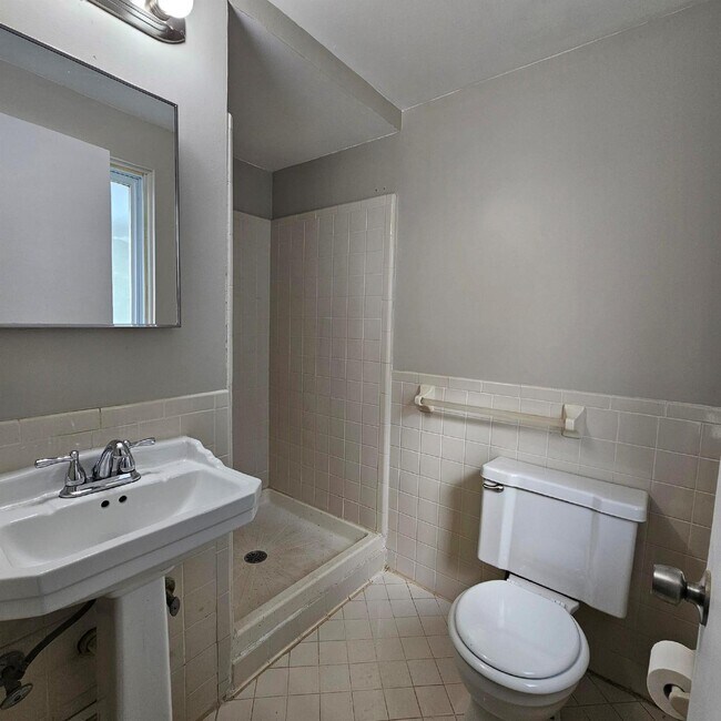 Building Photo - 4 bedroom, 2.5 bath, 2 car garage colonial...