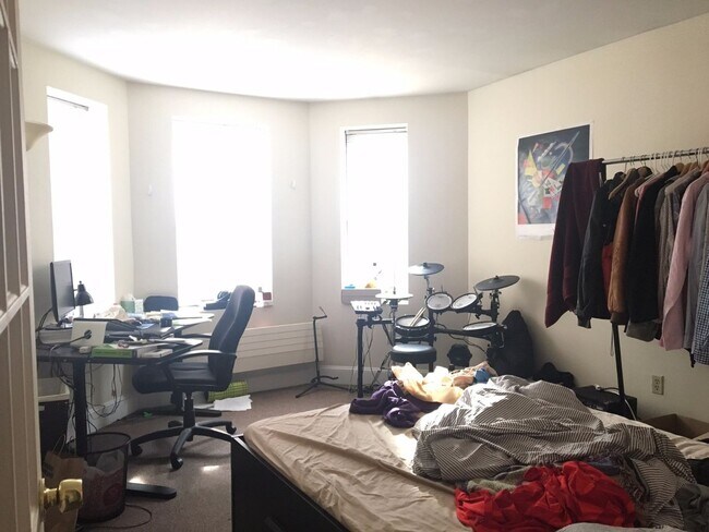 Building Photo - No Brokers Fee, Kenmore Location. The Building With Elevator and Laundry, Heat, Hot Water Included