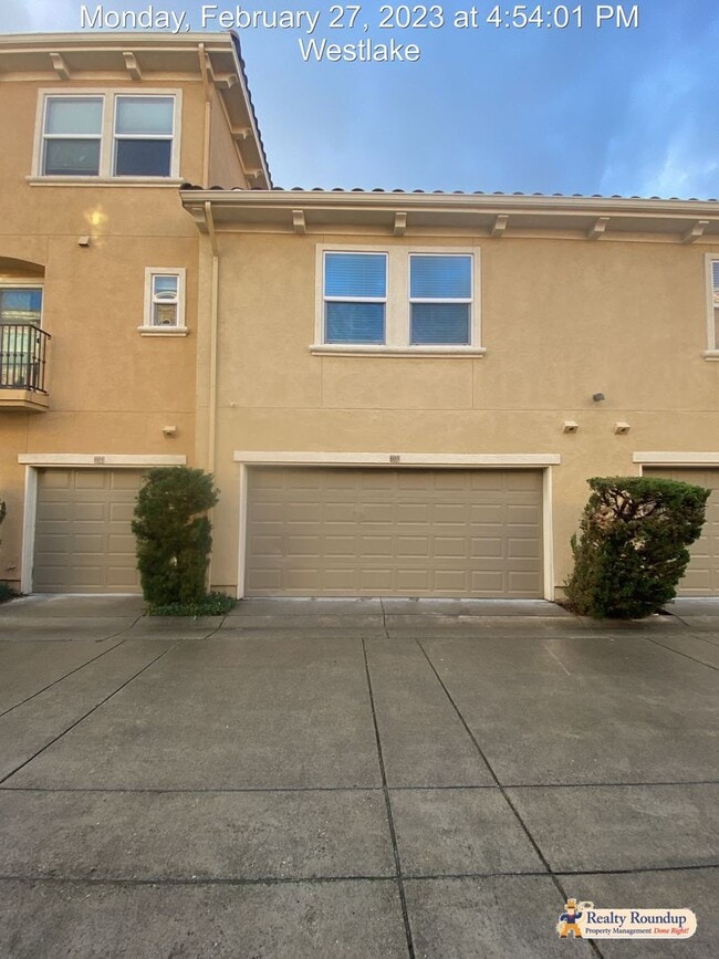 Building Photo - Pristine Condo with New Carpet and Dual Master Suites