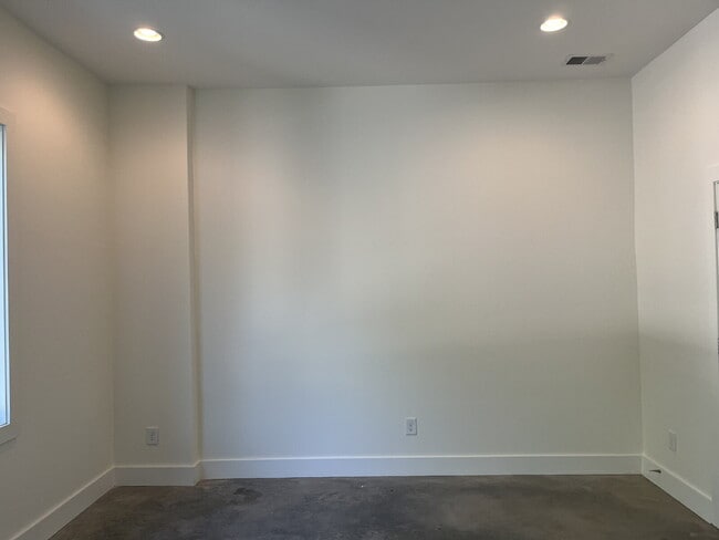 Building Photo - "Spacious Urban Living: 3-Bedroom Townhouse with 3.5 Baths in Nashville's Vibrant Core!" STUNNING...