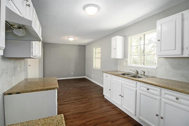 Building Photo - 7 Talisman Ct