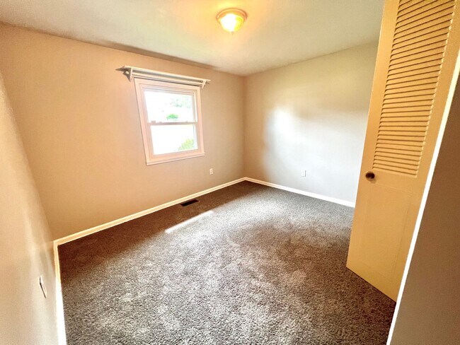 Building Photo - 3 Bed 2 Bath- Hopewell Township Pa!