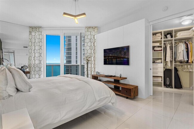 Building Photo - 16001 Collins Ave