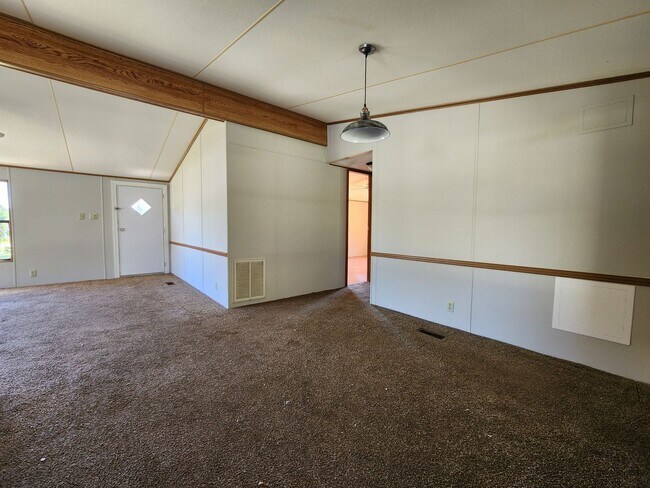 Building Photo - 2 Bedroom 2 Bathroom W/ Storage in family friendly neighborhood!