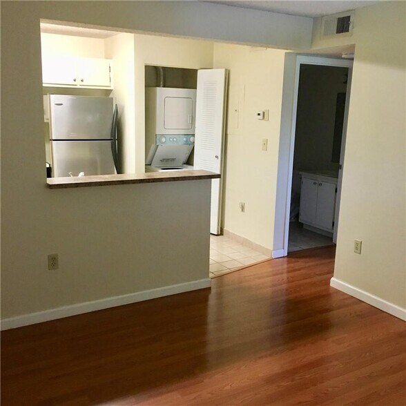 Building Photo - 351 Palm Way