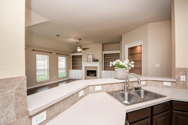 Building Photo - 3715 Crescent Dr