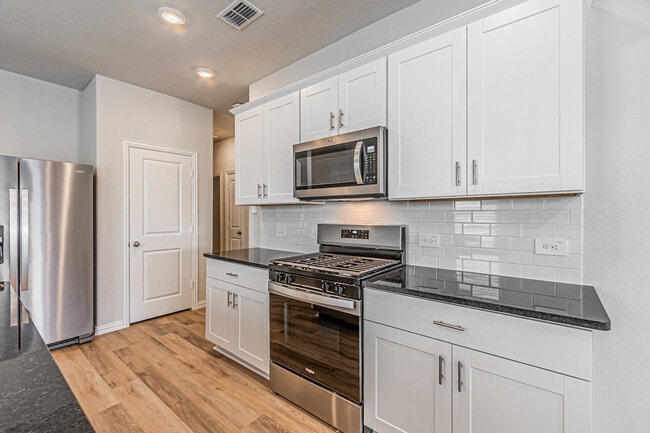 Building Photo - 801 Leavenworth Dr