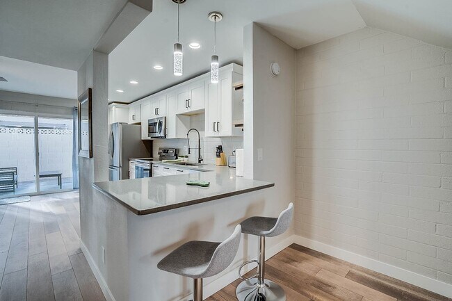 Building Photo - Prime Location - 2-bedroom, 1.5-bath townhome in Central Scottsdale!