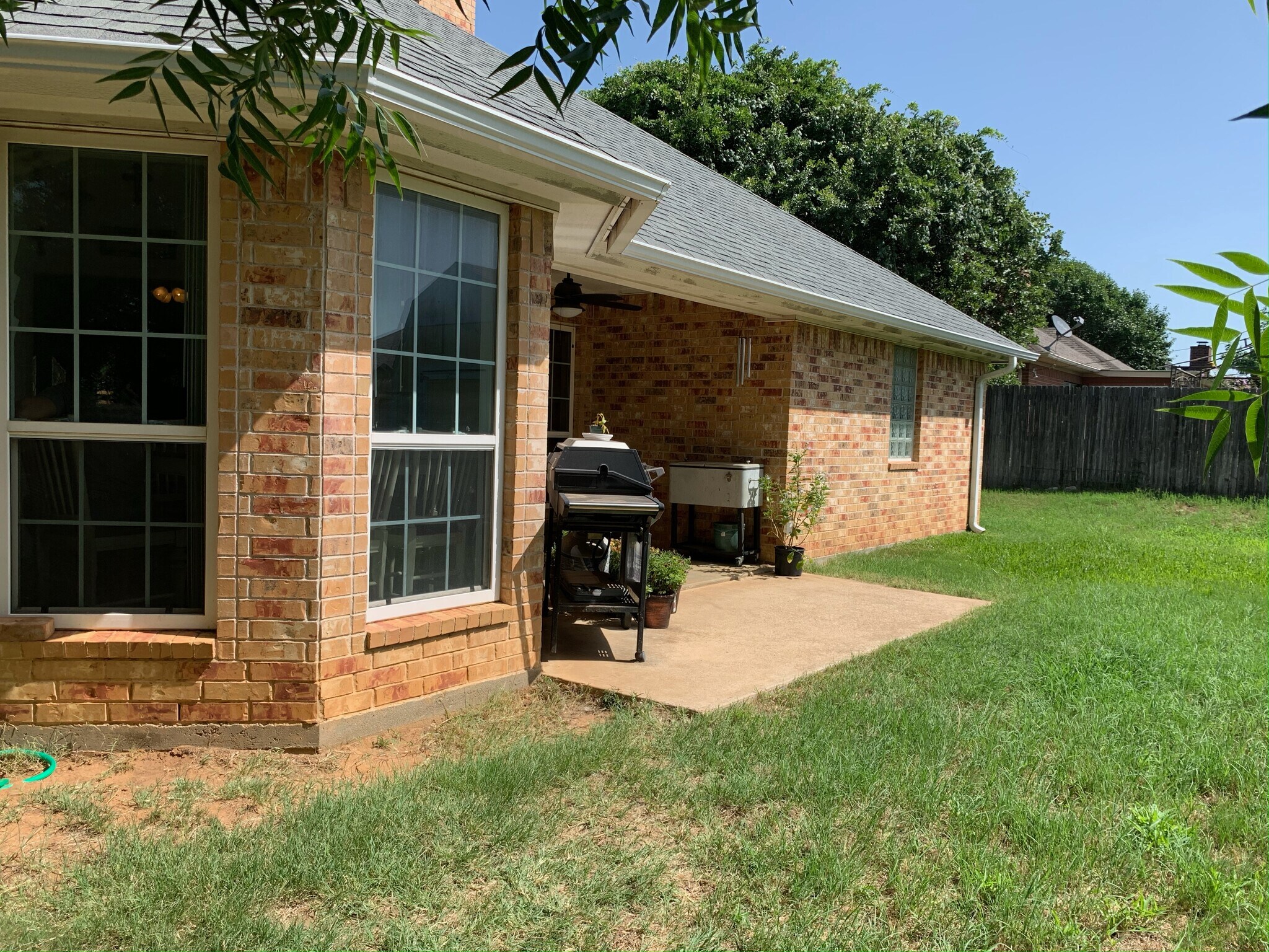 Building Photo - 676 Maplewood Dr