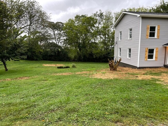 Building Photo - 1719 Airline Dr