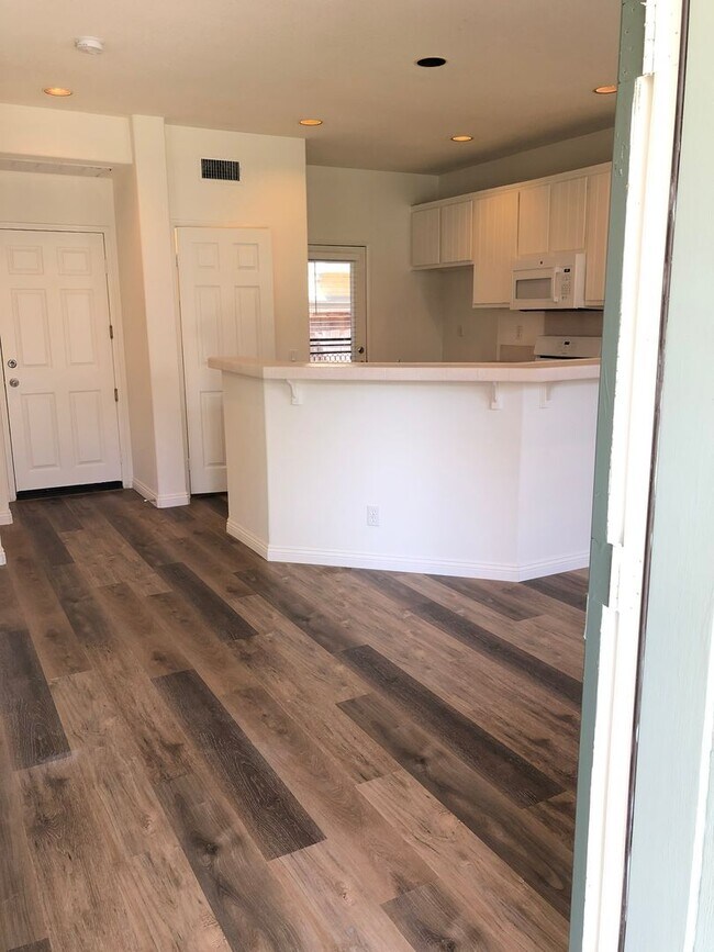 Building Photo - CHARMING 3 BR/2.5 BATH  " TWELVE PICKET LA...
