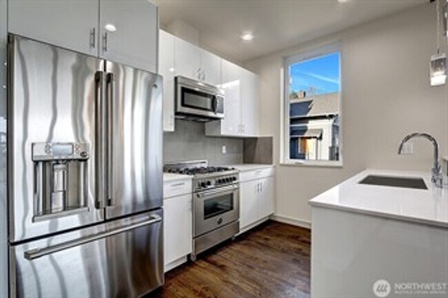Building Photo - 3bd/2.5ba Seattle Townhome