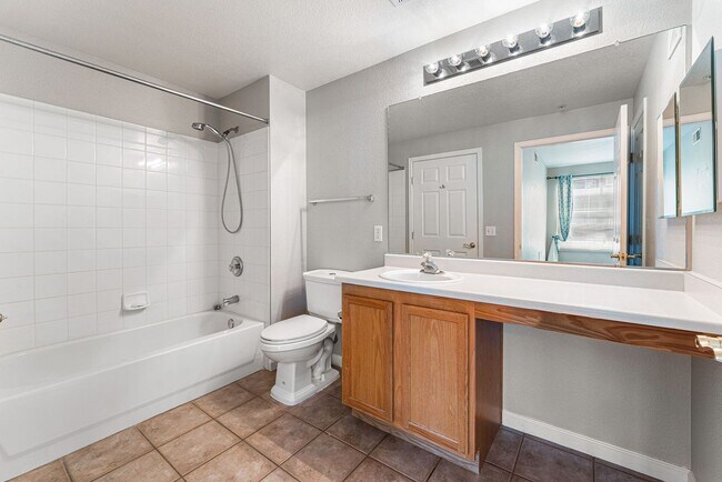 Building Photo - Ground Floor! No Stairs! 2Bed / 2 Bath Condo in Englewood!