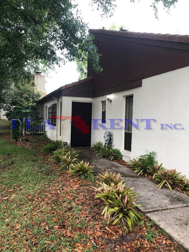 Building Photo - **3/2 Villa with pool in Tuscawilla**