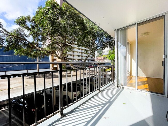 Building Photo - Punchbowl Condo with Off-Street Parking an...