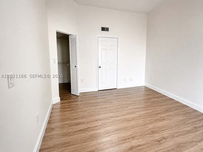Building Photo - 2550 SW 18th Terrace