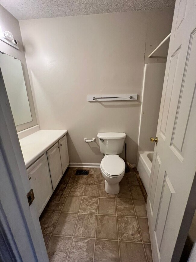 Building Photo - 3BD/ 2BA in Hidden Lake Subdivision
