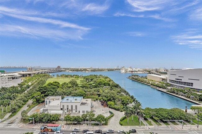 Building Photo - 900 Biscayne Blvd
