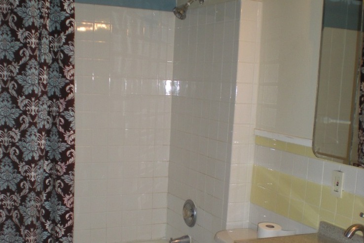 Bath Room - 1651 Victoria Ave