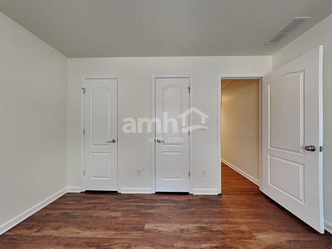 Building Photo - 483 Strawberry Walk