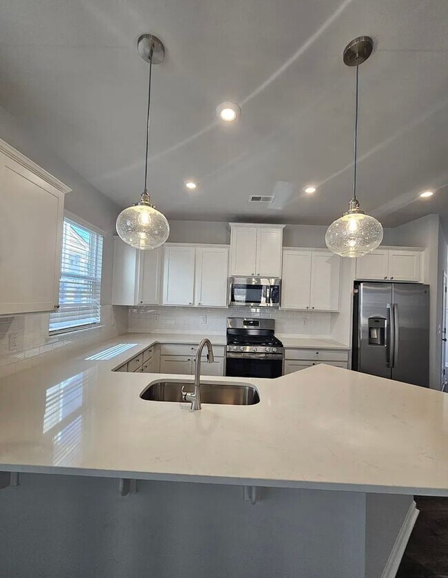 Building Photo - Very Spacious Townhome Available For Move In March 2026