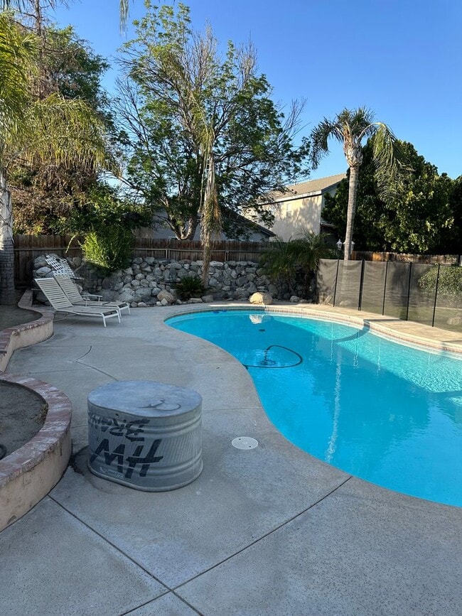 Building Photo - Two story home in Bakersfield