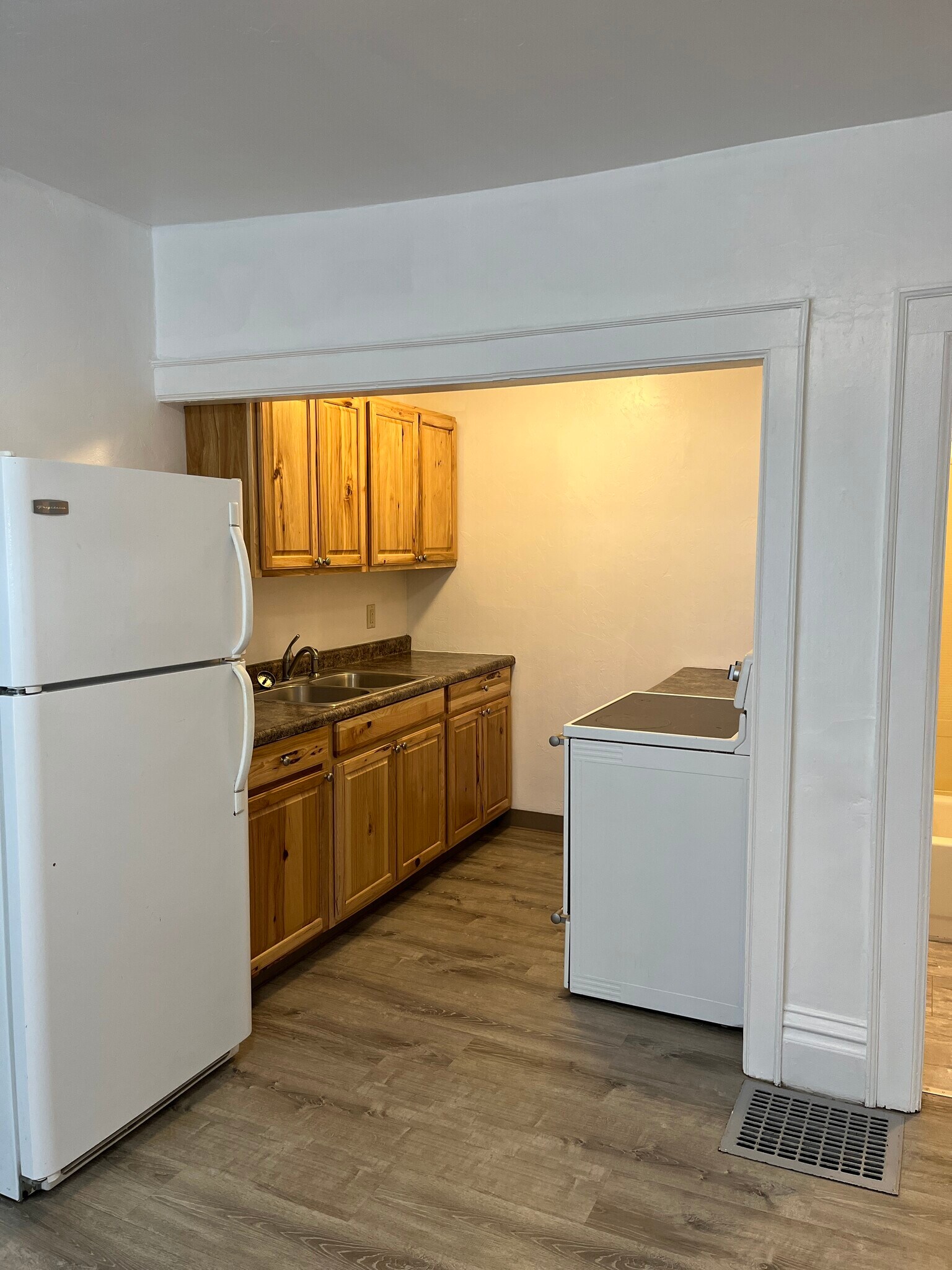 Building Photo - 1140 Lawe St