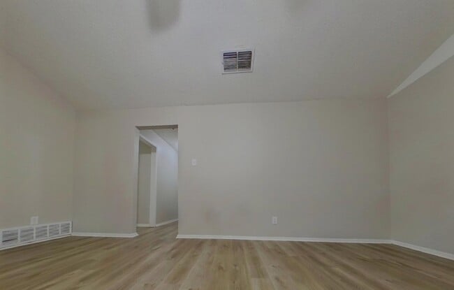 Building Photo - MOVE IN READY