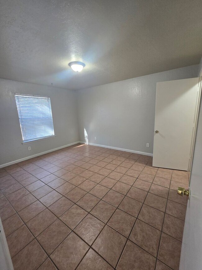 Building Photo - Comfortable 2 Bedroom Rio Rancho Apartment