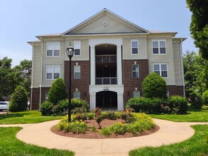 Building Photo - Vibrant Brambleton Condo Steps from Town C...
