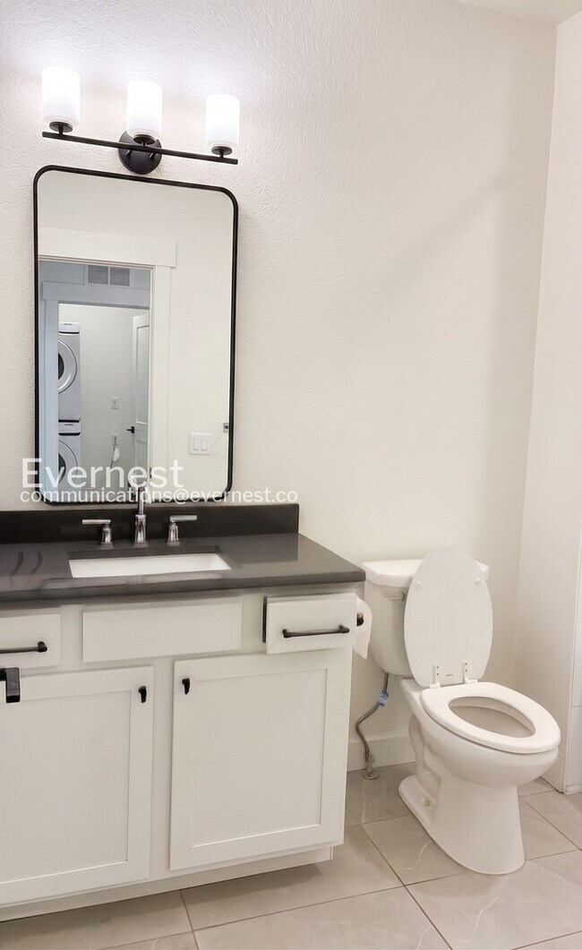 Building Photo - 3 Bed/2.5 Bath Town Home with Garage / Available Now!