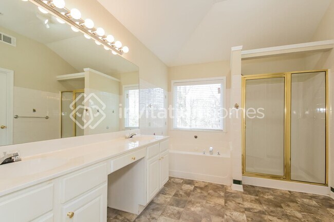 Building Photo - 6134 Foxcroft Ct
