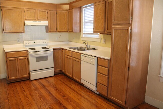 Building Photo - 2 BEDROOM - MONTE VISTA