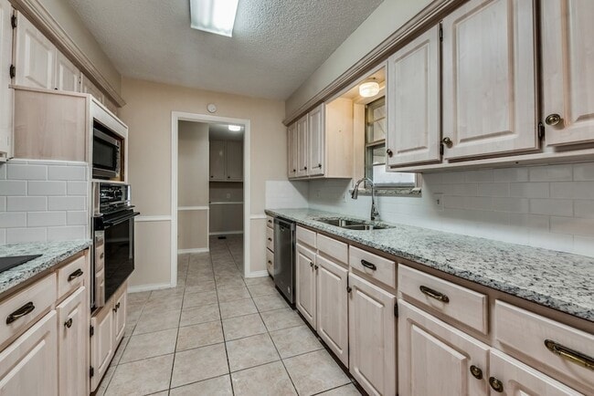 Building Photo - 2240 Babalos Ln