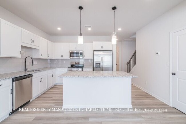 Building Photo - Modern Brand-New Built 3BR Townhome Near Uptown