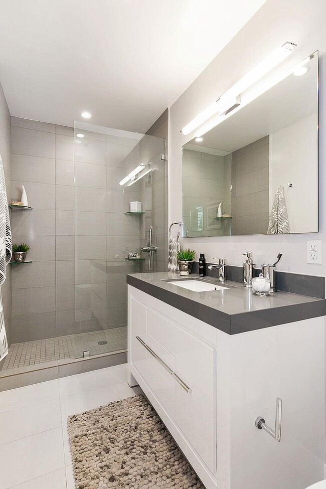 Building Photo - 1086 S Van Ness Ave